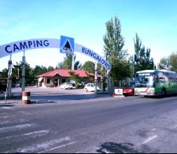 Camping con parada de transporte público