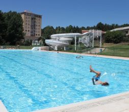 Piscina única con tobogán